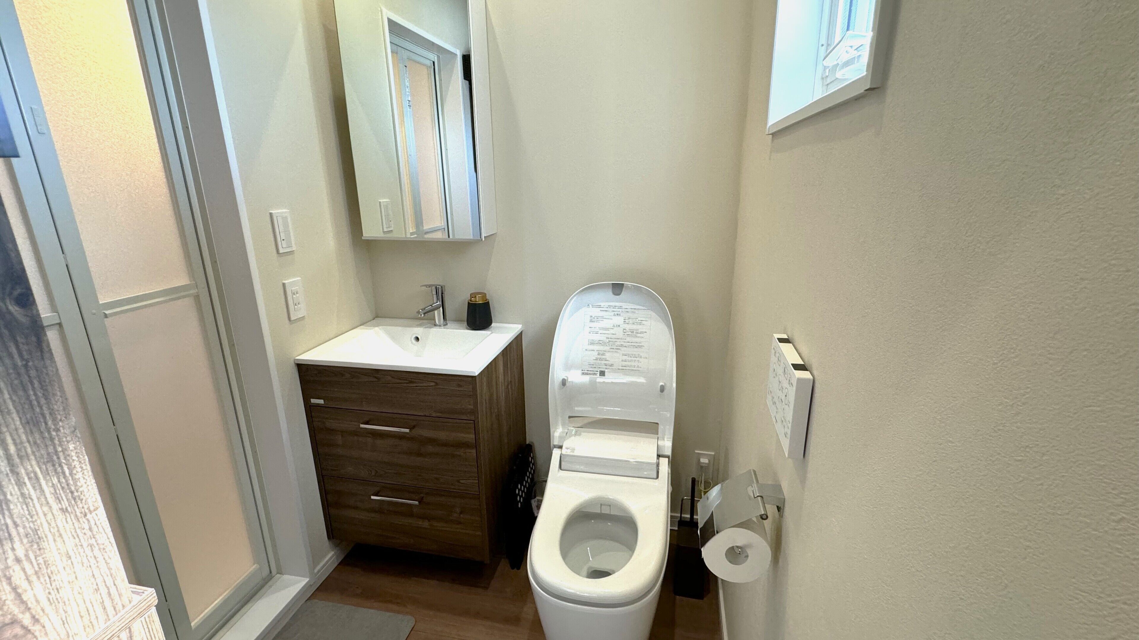 Een bad/douchecombinatie, een haardroger, handdoeken, shampoo