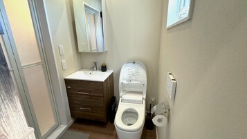 Bañera y ducha independientes, artículos de tocador gratuitos