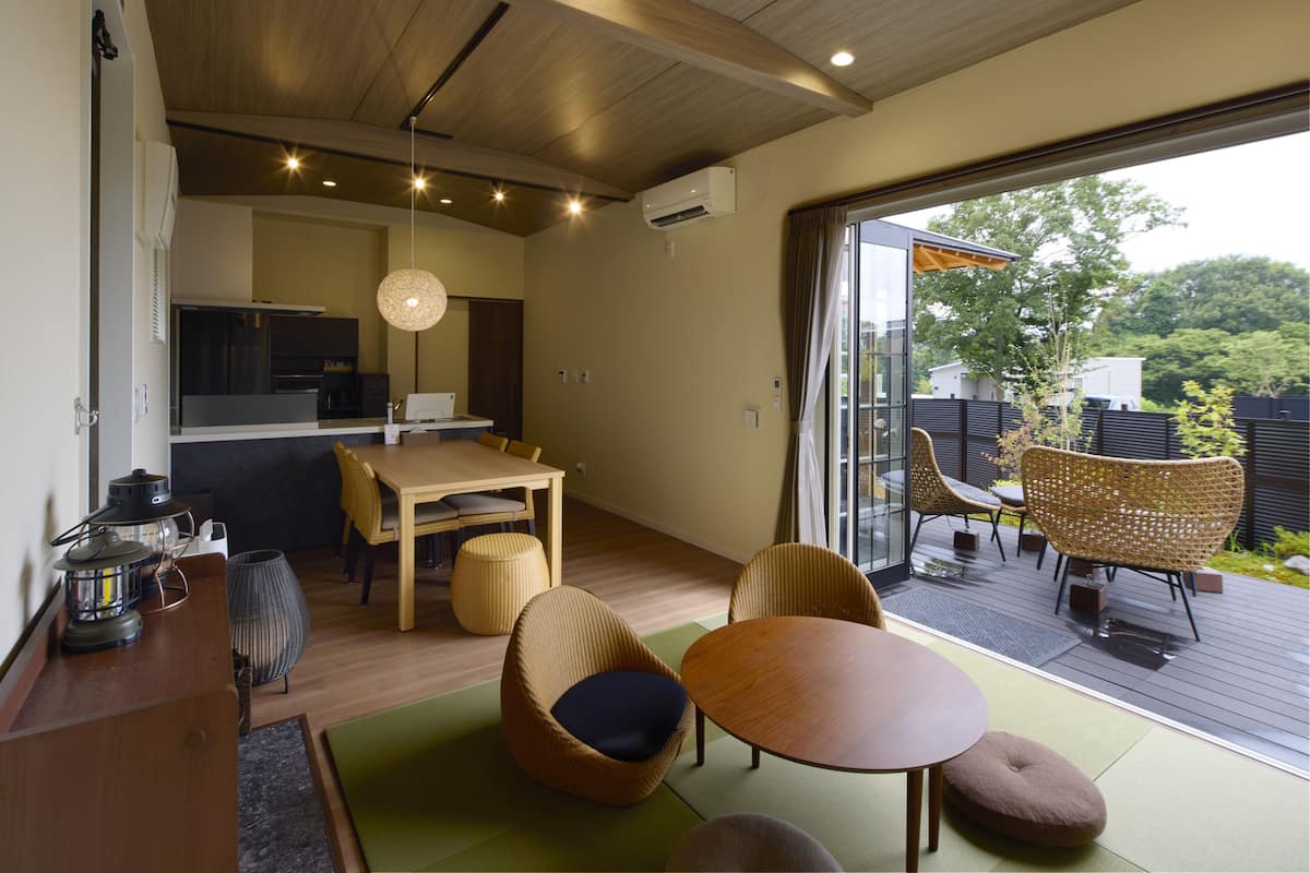 Un interior moderno con comedor, asientos y vistas al exterior.