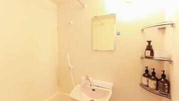 Superior Single Room | Bathroom | Combined shower/bathtub, deep-soaking bathtub, free toiletries