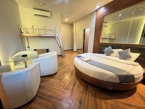 Premier Suite | Desk, iron/ironing board, bed sheets