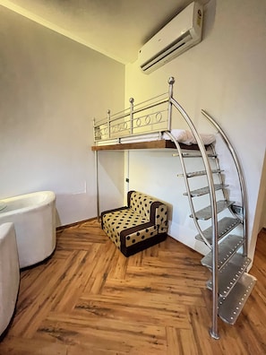 Bureau, fer et planche à repasser, draps fournis