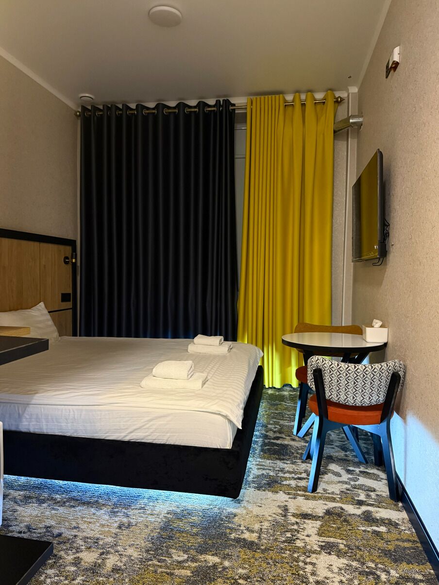 Luxury Double Room | Laptop workspace, free WiFi, bed sheets