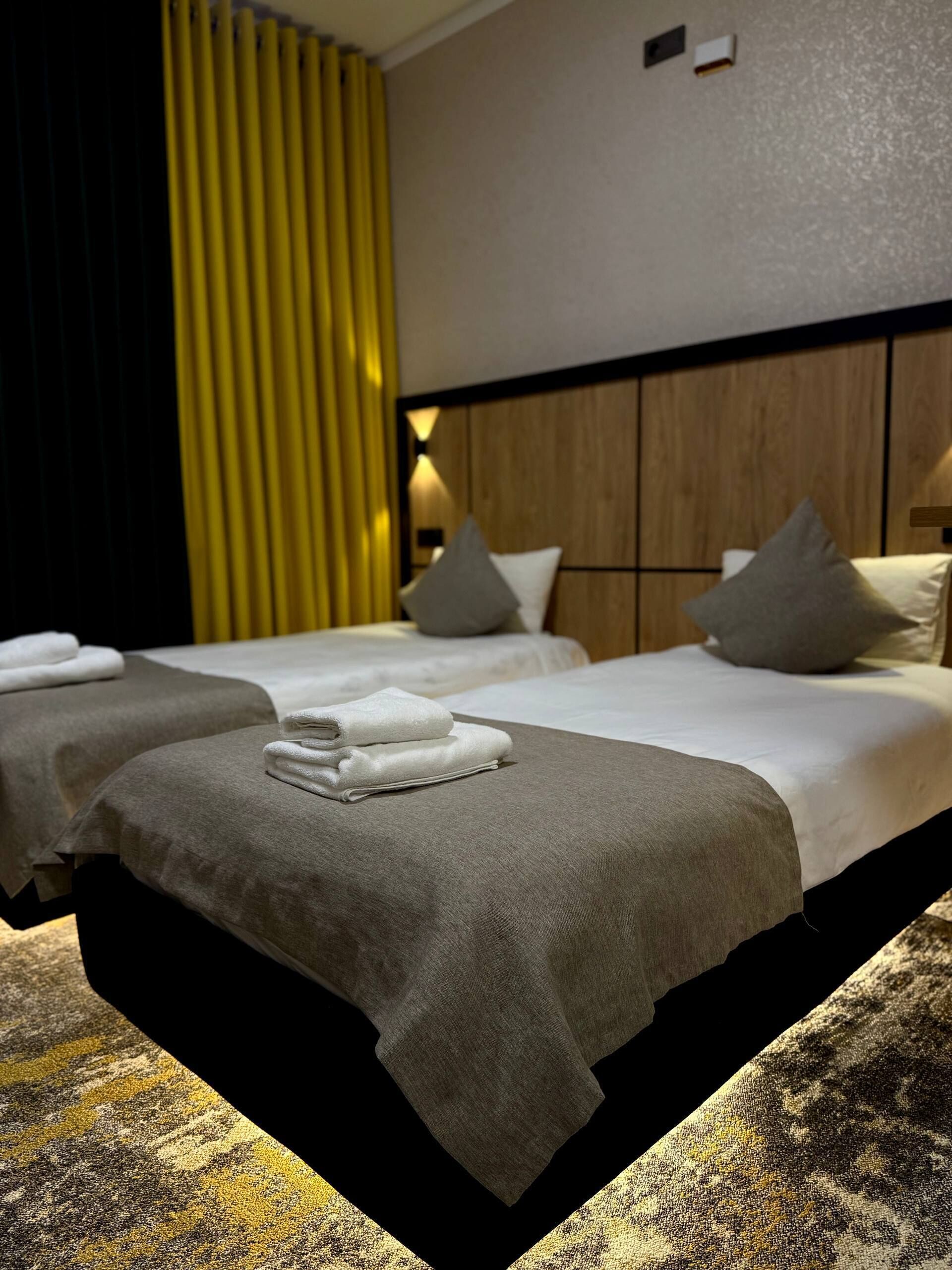 Luxury Twin Room | Laptop workspace, free WiFi, bed sheets