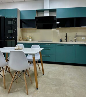 Een koelkast, een microgolfoven, een oven, een kookplaat