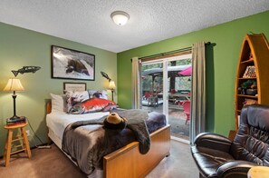 3 bedrooms, iron/ironing board, WiFi, bed sheets - 3 Bedroom House At The Falls With Hot Tub and Sauna (Washougal)