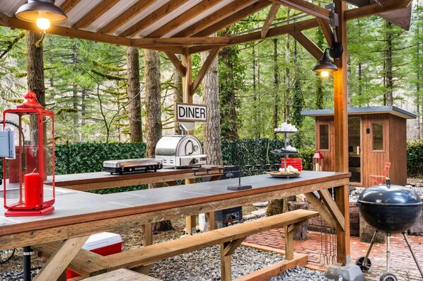 Outdoor dining - 3 Bedroom House At The Falls With Hot Tub and Sauna (Washougal)