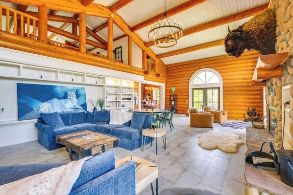 Smart TV, fireplace, books, stereo - Japatul House-Log Mansion w Pool, HotTub, Disc Golf-Check Google 5 Star Reviews! (San Diego County)