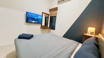 Standard Double Room | Laptop workspace, free WiFi