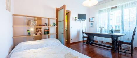 Iron/ironing board, WiFi, bed sheets