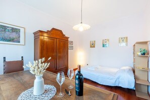 Tabla de planchar con plancha, wifi y ropa de cama 