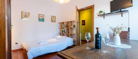 Iron/ironing board, WiFi, bed sheets