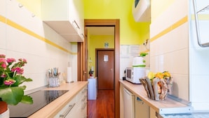A kitchen with a microwave, a sink, and a countertop with a plant and utensils. - Cosy apartment of 34 sqm, for 2 people, on the fourth floor of a building with lift (with some steps to access it).The property is located in a lively district and well served by public transport; the apartment is 50 m from the Hospital of Parma and a fe (Parma)