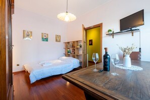 Tabla de planchar con plancha, wifi y ropa de cama 
