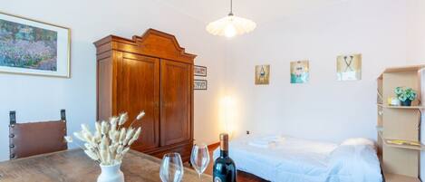 Iron/ironing board, WiFi, bed sheets