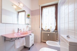 Dusche, Haartrockner, Bidet