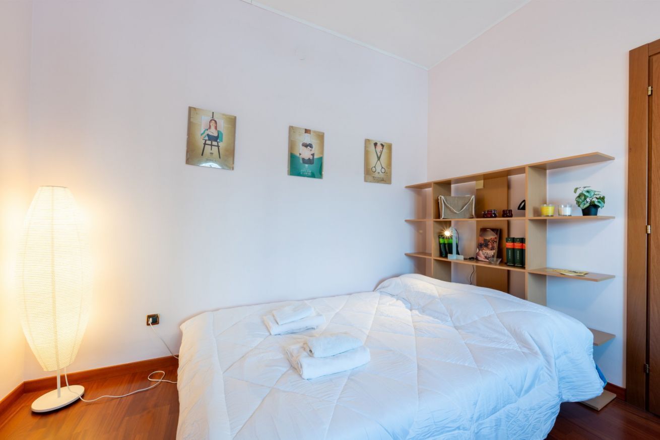 Tabla de planchar con plancha, wifi y ropa de cama 