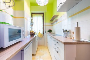 Fridge, microwave, stovetop, toaster