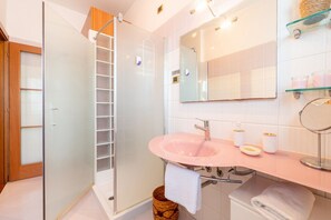 Een douche, een haardroger, een bidet