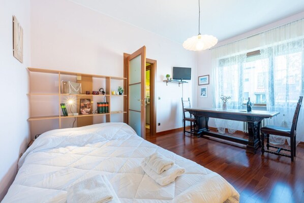 Tabla de planchar con plancha, wifi y ropa de cama 