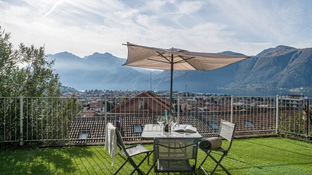 Outdoor dining - Cosy studio of 57 sqm with lake view, sleeping up to 4 people, on the third floor down of a building with lift and free allocated parking space.The property is located in a residential area of Mandello del Lario, on the eastern shore of the Lecco branch  (Mandello del Lario)