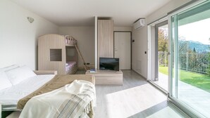 Iron/ironing board, WiFi, bed sheets - Cosy studio of 57 sqm with lake view, sleeping up to 4 people, on the third floor down of a building with lift and free allocated parking space.The property is located in a residential area of Mandello del Lario, on the eastern shore of the Lecco branch  (Mandello del Lario)