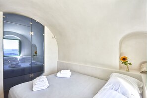 4 bedrooms, desk, iron/ironing board, free WiFi
