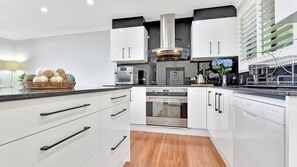 Geladeira, micro-ondas, fogão, cooktop