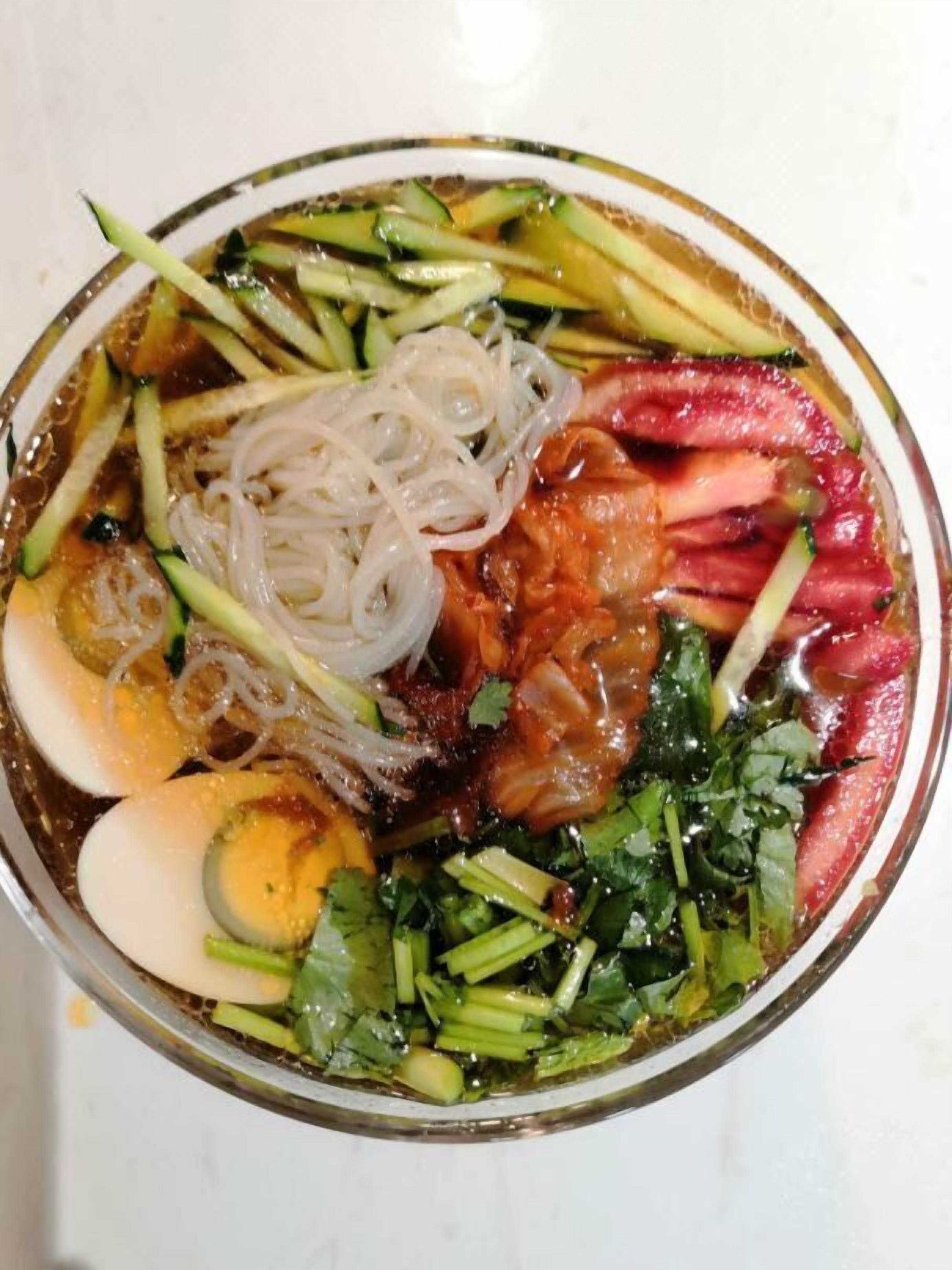 Un tazón de sopa de fideos con diferentes ingredientes.
