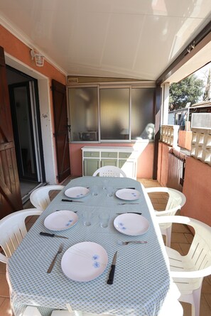 Outdoor dining - St Cyprien Contemporary cottage with mezzanine, a stone's throw from the sea (Saint-Cyprien)