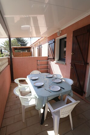 Outdoor dining - St Cyprien Contemporary cottage with mezzanine, a stone's throw from the sea (Saint-Cyprien)