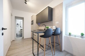 Condo Superior, quang cảnh thành phố | Bếp nhỏ riêng | Tủ lạnh nhỏ, lò vi sóng, bếp nấu, dụng cụ nấu nướng/bát dĩa/dao nĩa 