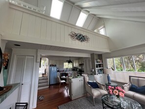 Kylskåp, mikrovågsugn, ugn och spishäll