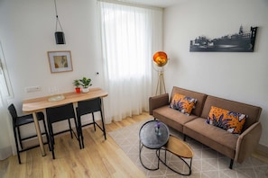 Deluxe Apartment | Living area | 65-inch flat-screen TV with digital channels, TV - KoonTy : Chambres et Appartements à Landerneau (Landerneau)
