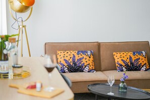 Deluxe Apartment | Living area | 65-inch flat-screen TV with digital channels, TV - KoonTy : Chambres et Appartements à Landerneau (Landerneau)