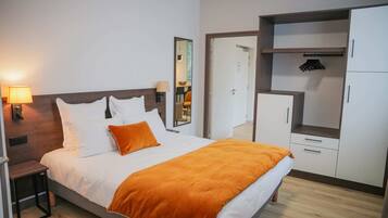 Deluxe Apartment | Premium bedding, desk, iron/ironing board, free WiFi