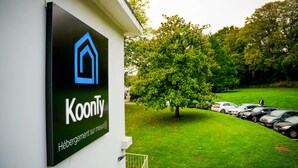 Segnale per una struttura chiamata "Koonty", con logo della casa e testo che indica "Hébergement sur mesure".