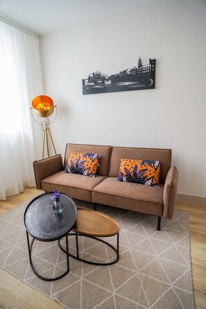 Deluxe Apartment | Living area | 65-inch flat-screen TV with digital channels, TV - KoonTy : Chambres et Appartements à Landerneau (Landerneau)