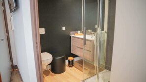 Deluxe Double Room | Bathroom | Free toiletries, hair dryer, towels, soap - KoonTy : Chambres et Appartements à Landerneau (Landerneau)
