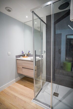 Apartamento clássico | Banheiro | Produtos de toalete grátis, secador de cabelo, toalhas de banho 