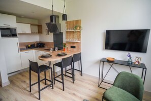 Classic Apartment | Private kitchen | Shared fridge, microwave, espresso maker, coffee/tea maker - KoonTy : Chambres et Appartements à Landerneau (Landerneau)