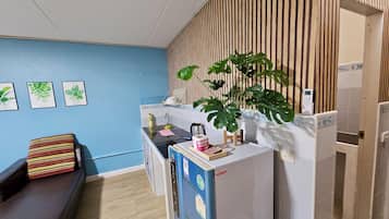 1 habitación, escritorio y espacio para trabajar con laptop