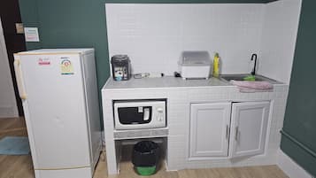 Refrigerador, microondas, utensilios de cocina, mesa de comedor