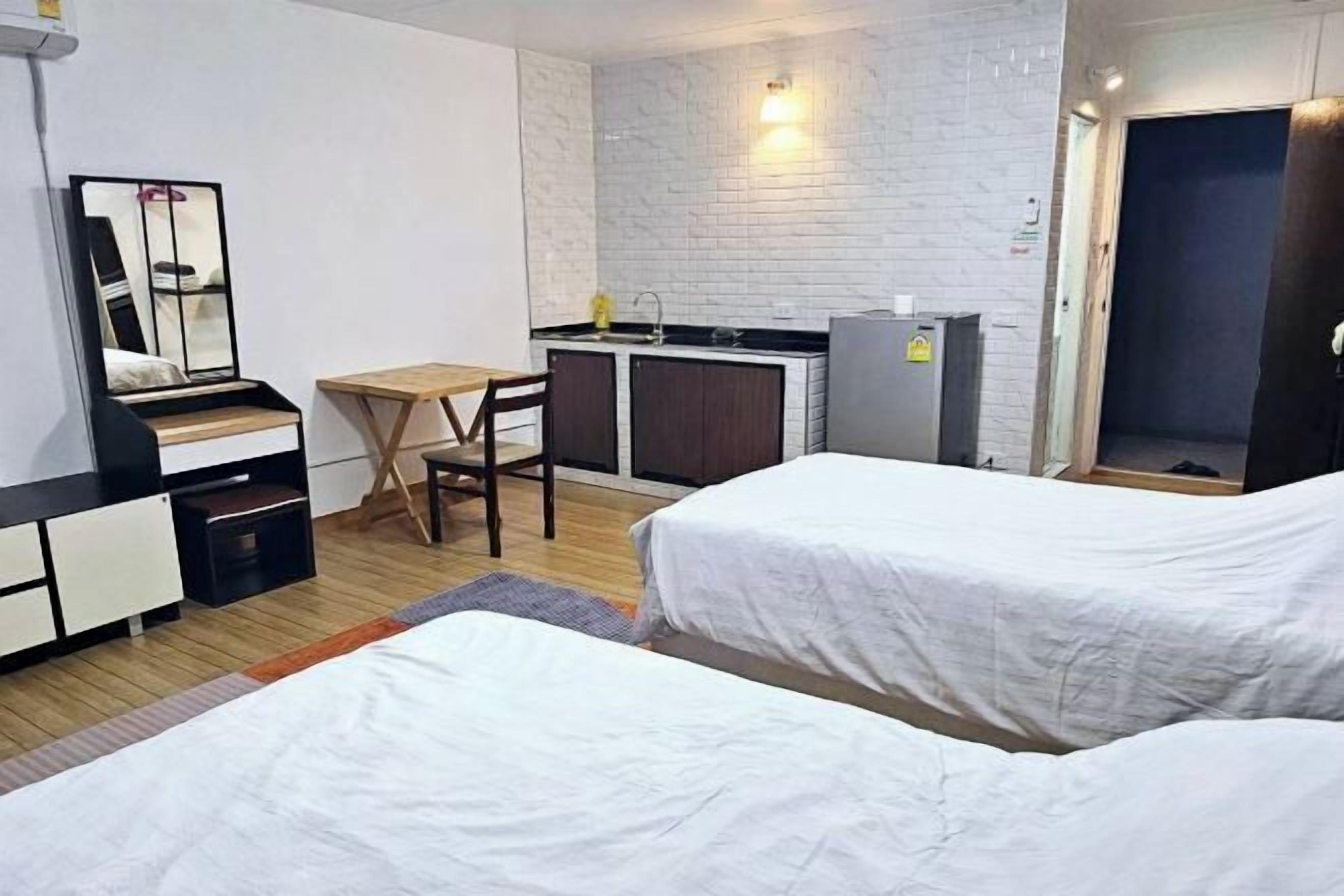 Een bureau, een laptopwerkplek, beddengoed