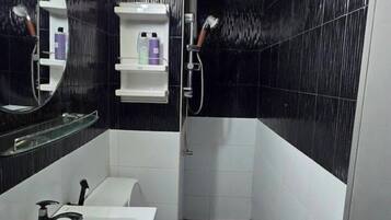 Dusche, kostenlose Toilettenartikel, Haartrockner, Handtücher