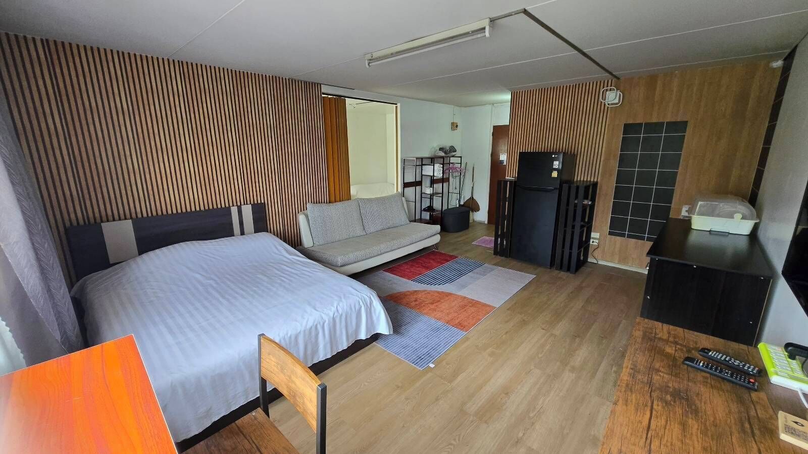 Familie appartement | Een bureau, een laptopwerkplek, beddengoed