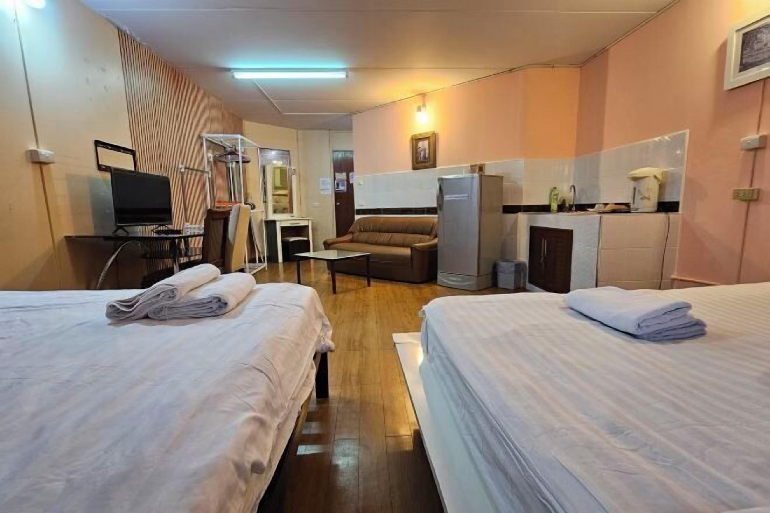 Een bureau, een laptopwerkplek, beddengoed