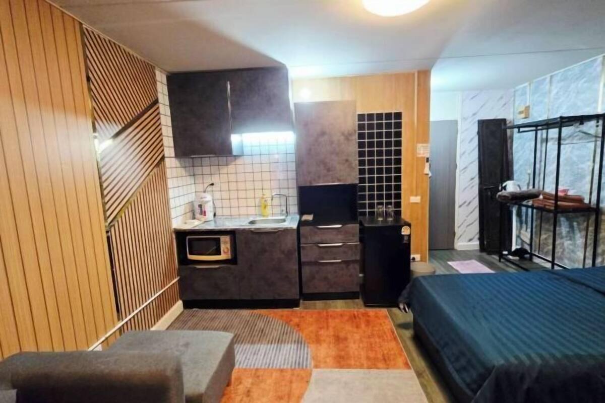 Escritorio, espacio para trabajar con laptop y ropa de cama