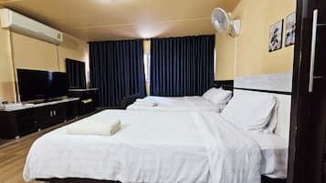 Standard-Dreibettzimmer | Schreibtisch, laptopgeeigneter Arbeitsplatz, Bettwäsche