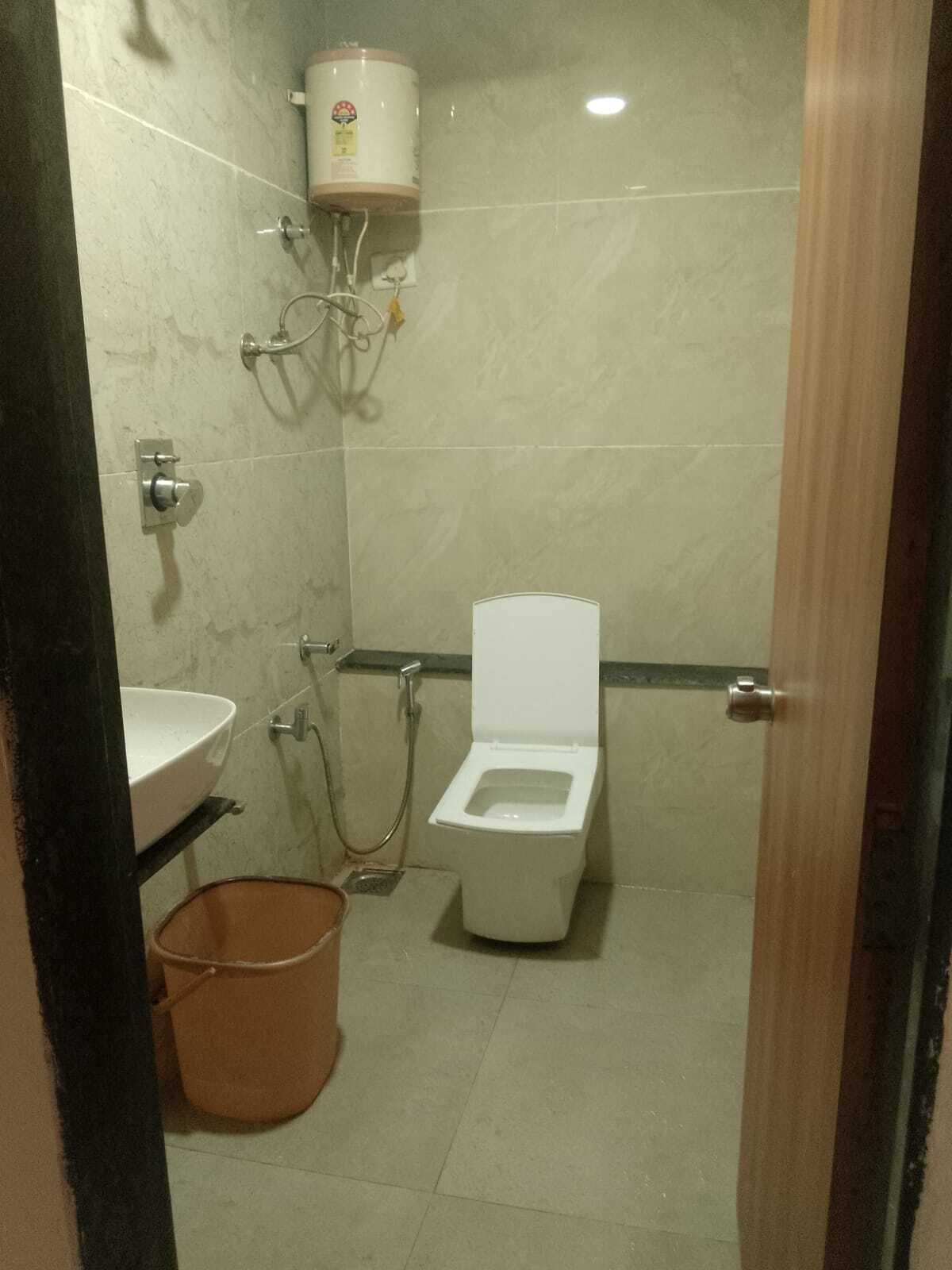 Habitación Deluxe doble, vistas a la ciudad | Baño | Artículos de higiene personal gratuitos, zapatillas, toallas y jabón